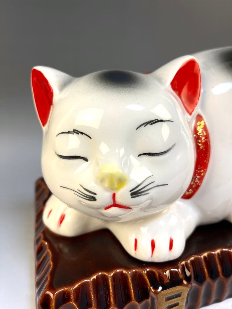 【眠り猫】貯金箱　陶器　日光東照宮 平和の象徴　撫でたくなる