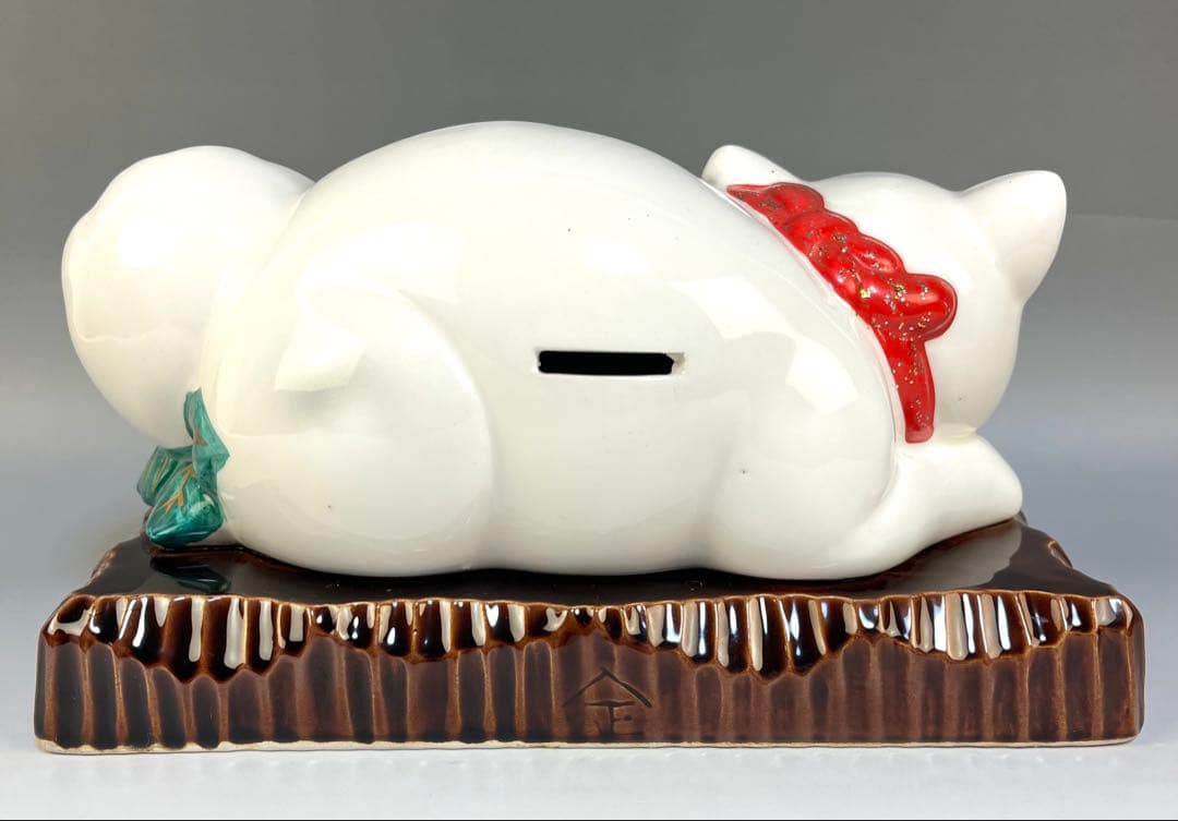 【眠り猫】貯金箱　陶器　日光東照宮 平和の象徴　撫でたくなる