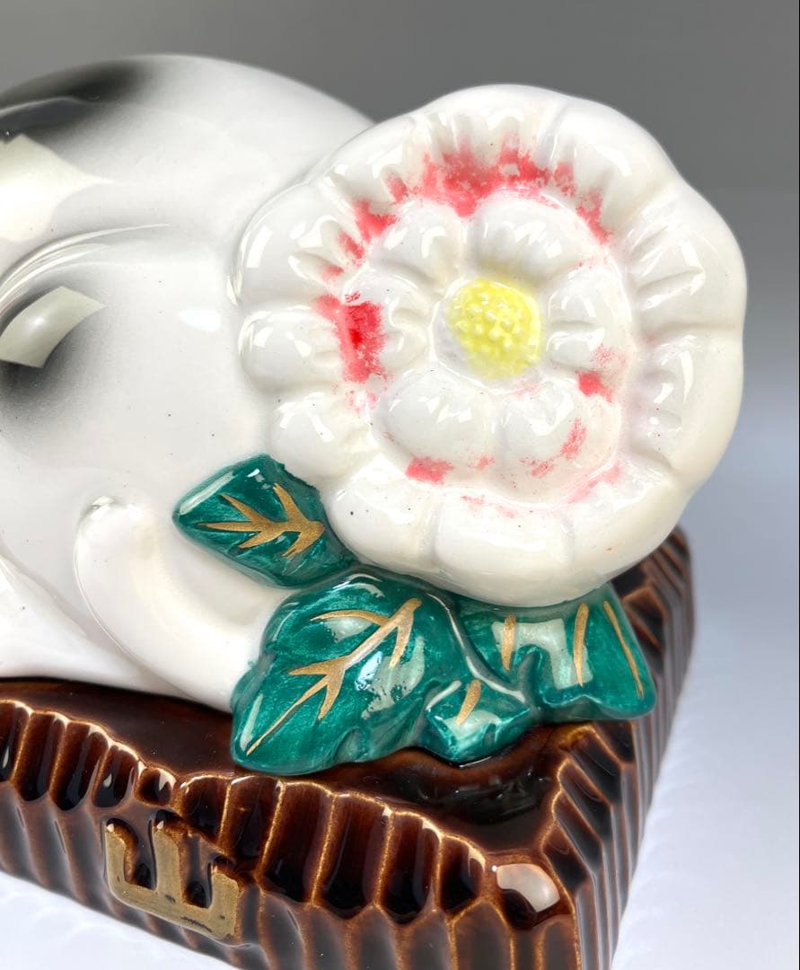 【眠り猫】貯金箱　陶器　日光東照宮 平和の象徴　撫でたくなる