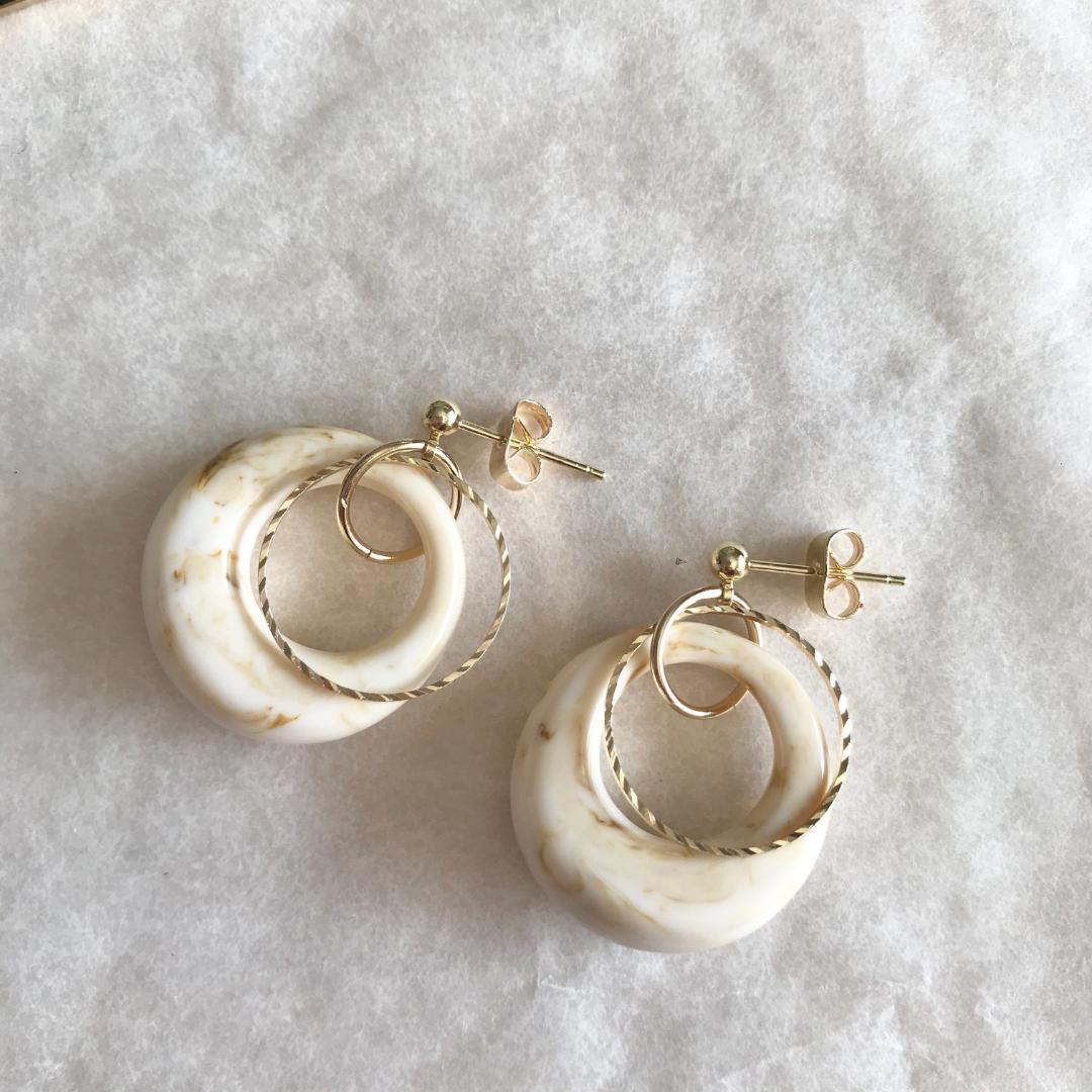★No.730 べっこうパーツ×スジ入りゴールドフープピアス/白 大ぶり