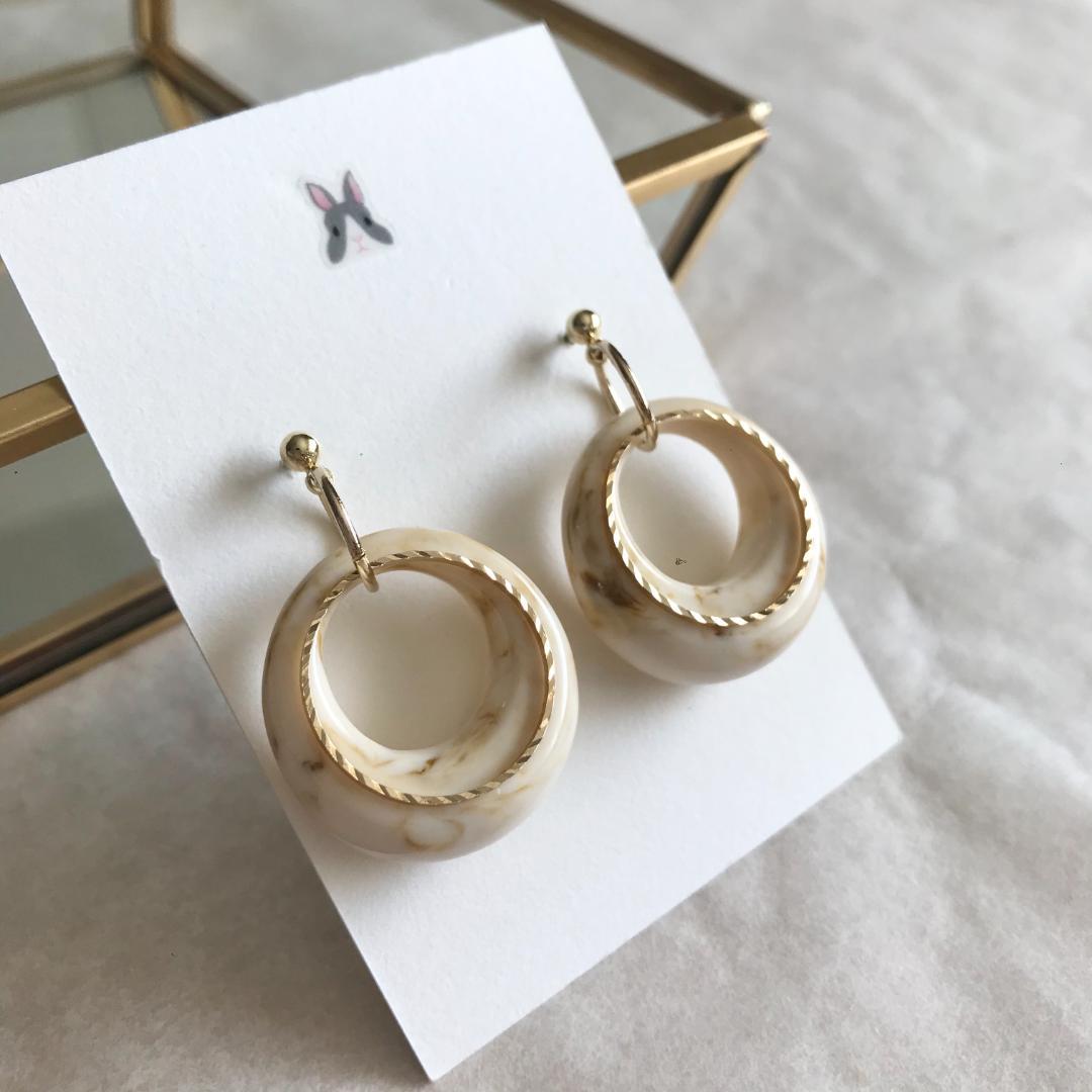 ★No.730 べっこうパーツ×スジ入りゴールドフープピアス/白 大ぶり