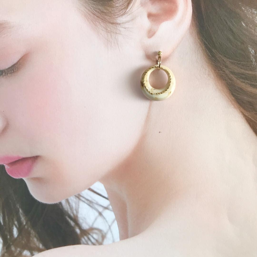 ★No.730 べっこうパーツ×スジ入りゴールドフープピアス/白 大ぶり