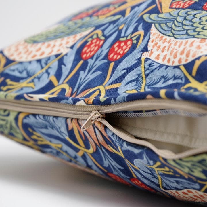 ウィリアムモリス クッションカバー イチゴドロボウ ブルー