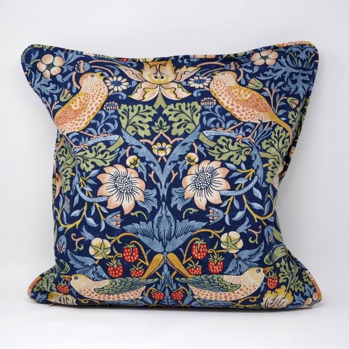 ウィリアムモリス クッションカバー イチゴドロボウ ブルー
