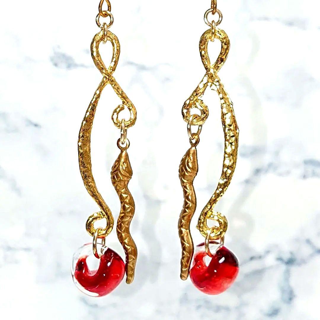 【ピアス】蛇×国産ガラスドロップ エスニックアジアン 秋冬