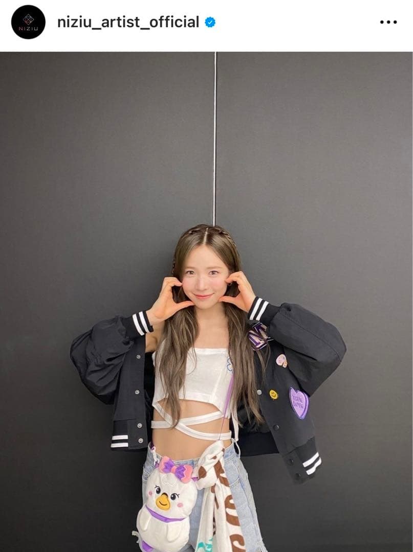 NiziU スタジアムジャケット - メルカリ