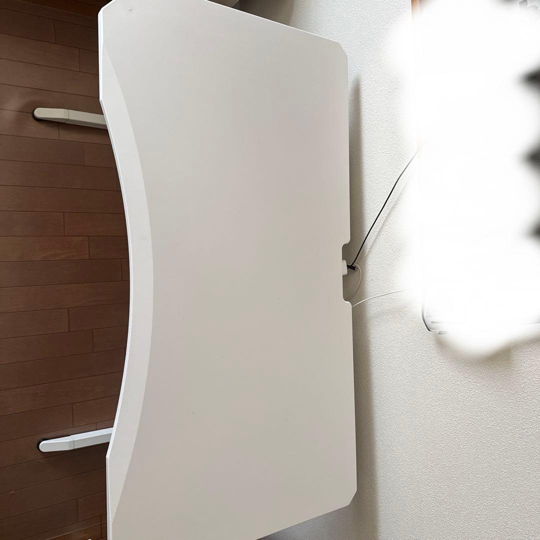 ゲーミングデスク　ホワイト 曲線デザイン デスク