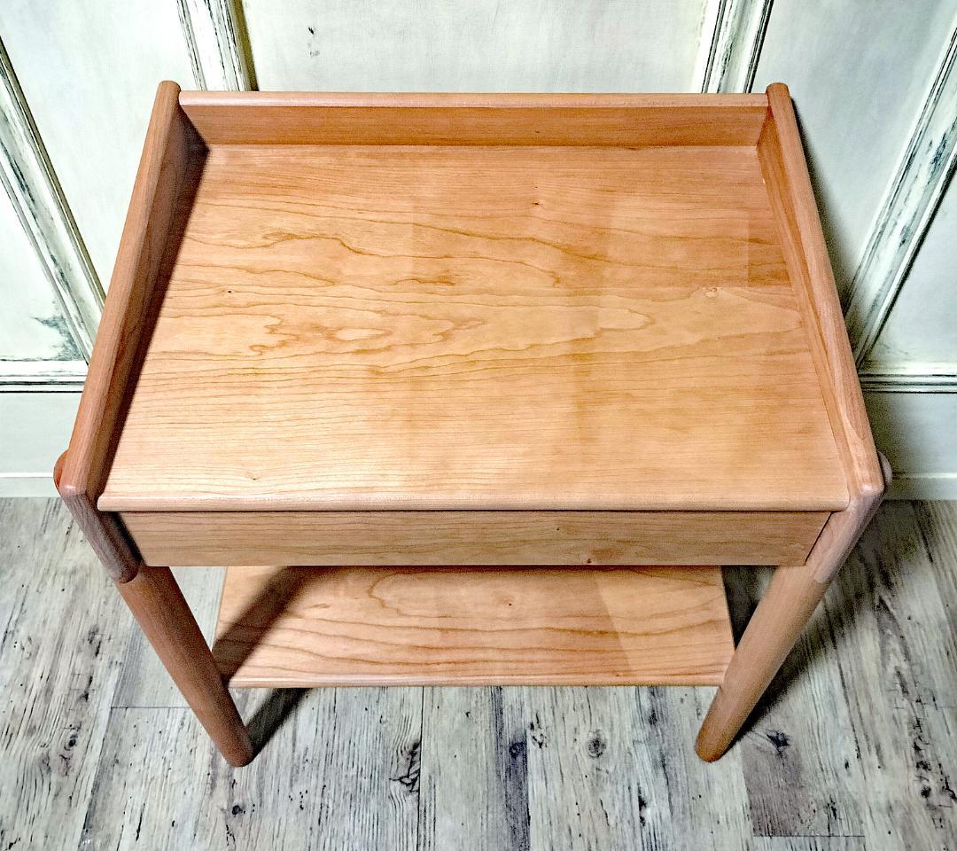 【美品】 CAGUUU チェリー材 サイドテーブル ナイトテーブル シンプル