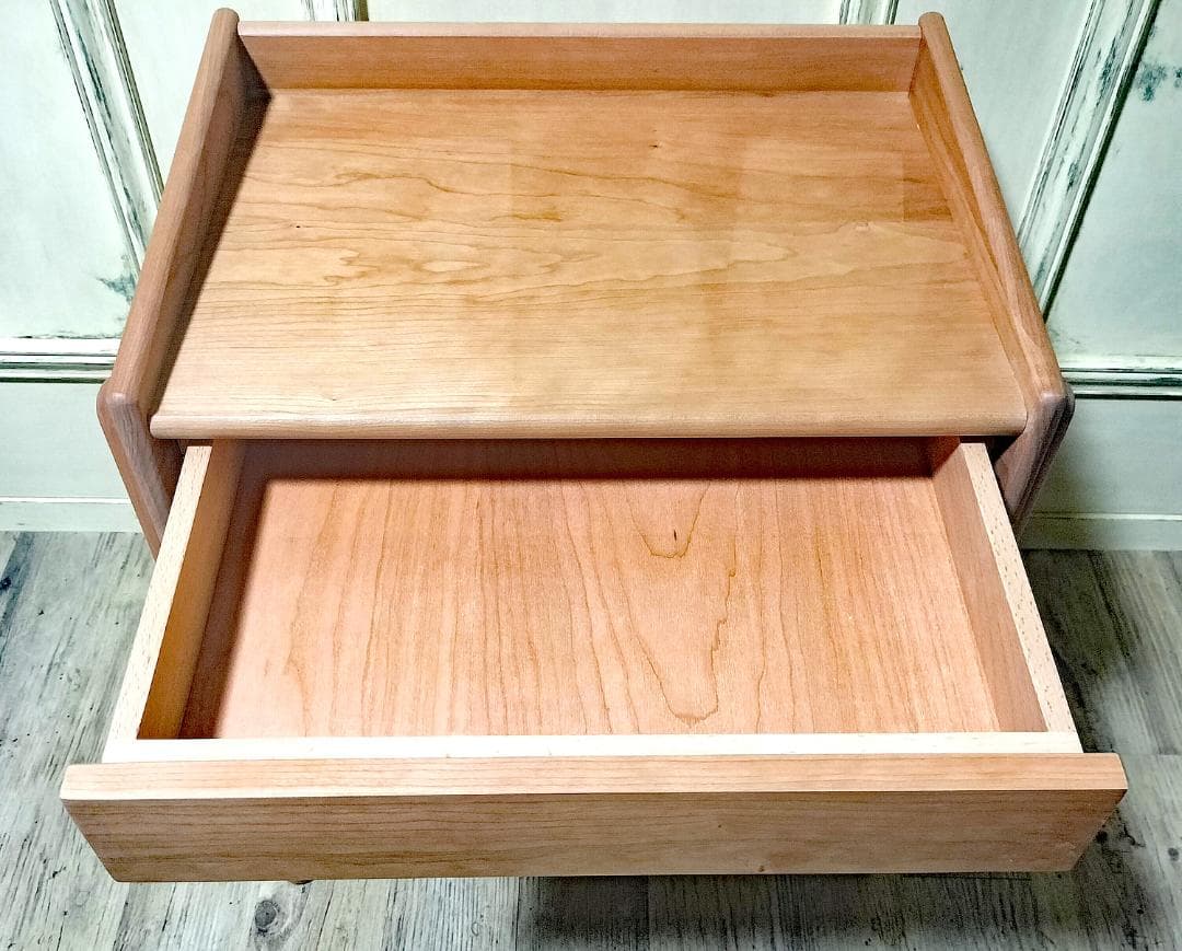 【美品】 CAGUUU チェリー材 サイドテーブル ナイトテーブル シンプル