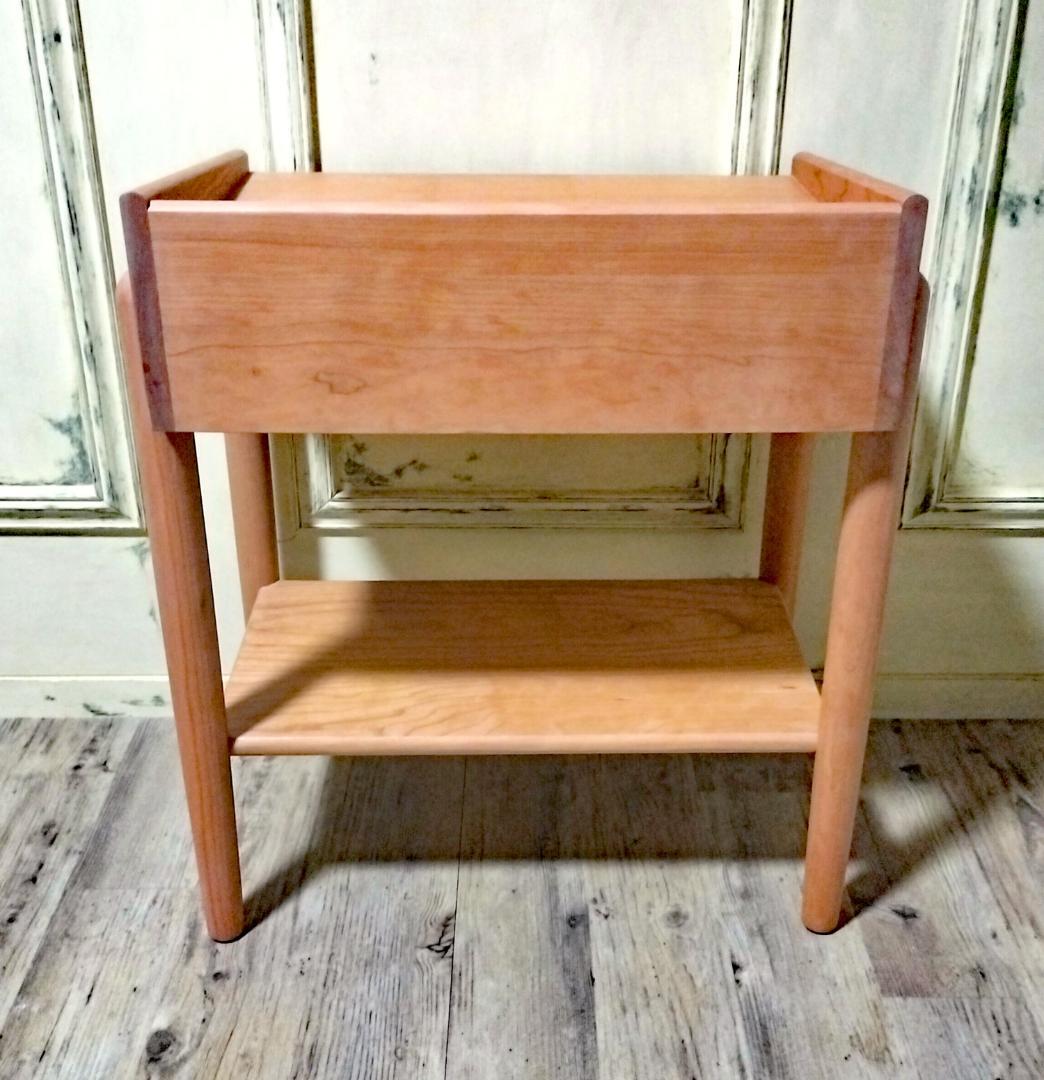 【美品】 CAGUUU チェリー材 サイドテーブル ナイトテーブル シンプル