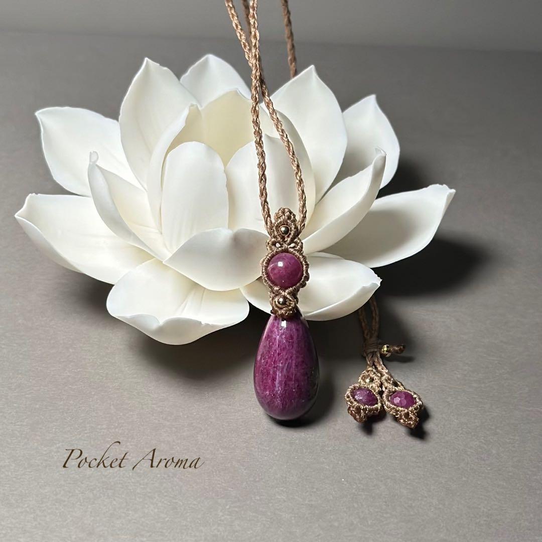 『佑詩美』ルビーインゾイサイトとルビーのマクラメペンダントネックレス