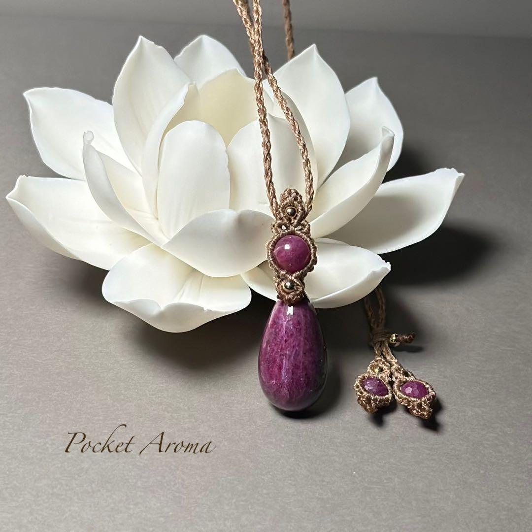 『佑詩美』ルビーインゾイサイトとルビーのマクラメペンダントネックレス