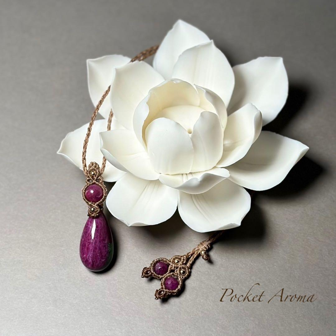 『佑詩美』ルビーインゾイサイトとルビーのマクラメペンダントネックレス