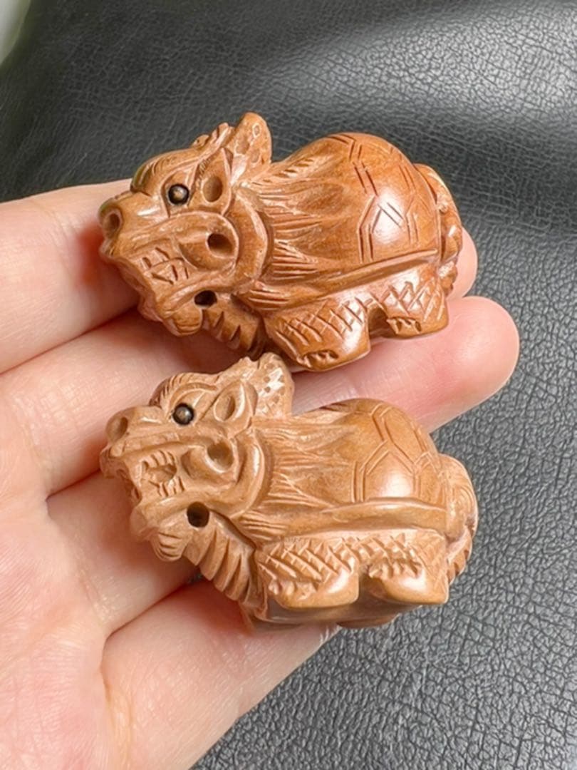0615166   桃の木素材龍亀手彫り2個セット　約24*42ミリ