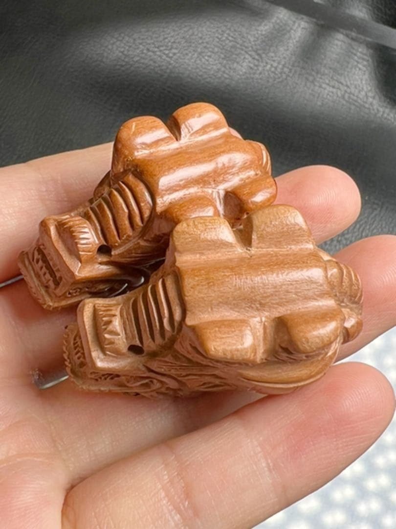 0615166   桃の木素材龍亀手彫り2個セット　約24*42ミリ