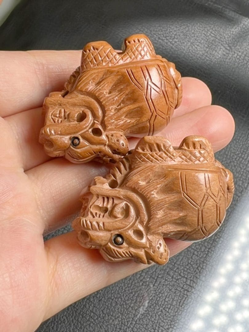 0615166   桃の木素材龍亀手彫り2個セット　約24*42ミリ