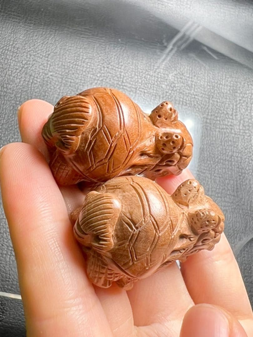 0615166   桃の木素材龍亀手彫り2個セット　約24*42ミリ