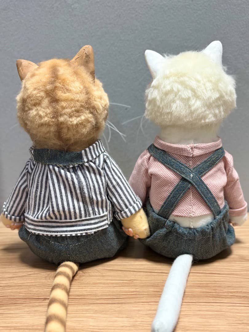 白猫と茶トラ仲良し2匹のアートドール　【ハンドメイド】猫ぬいぐるみ　羊毛フェルト