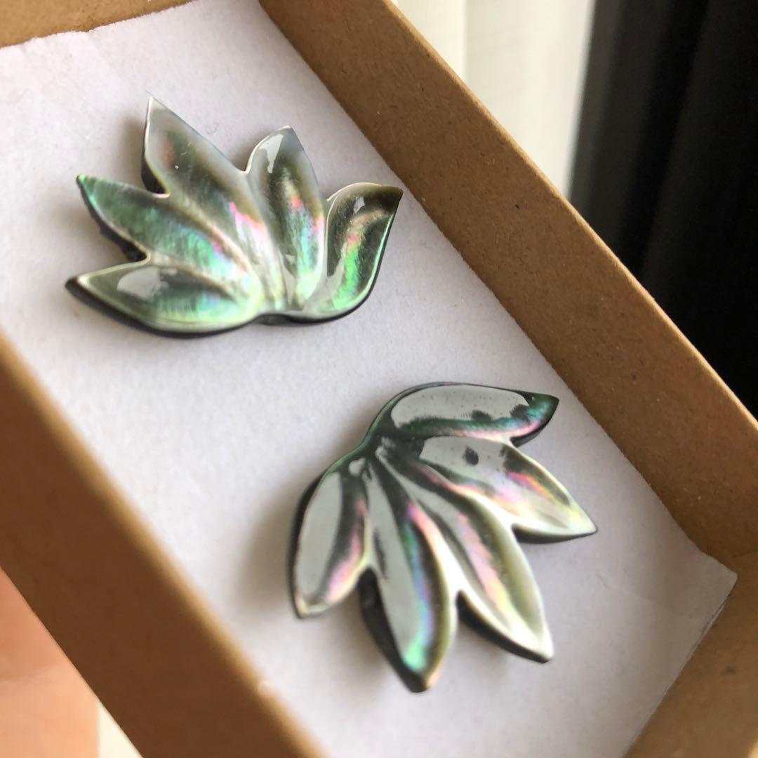 タヒチ産　黒蝶貝彫刻ピアス