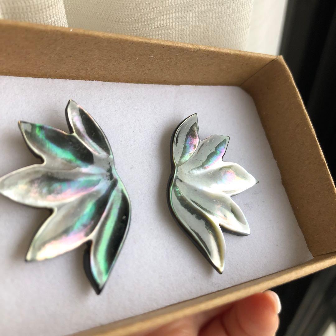 タヒチ産　黒蝶貝彫刻ピアス