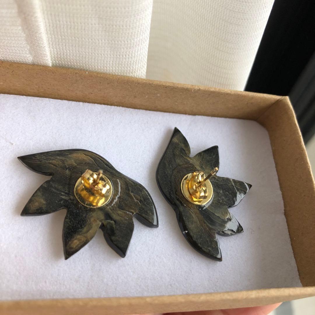 タヒチ産　黒蝶貝彫刻ピアス