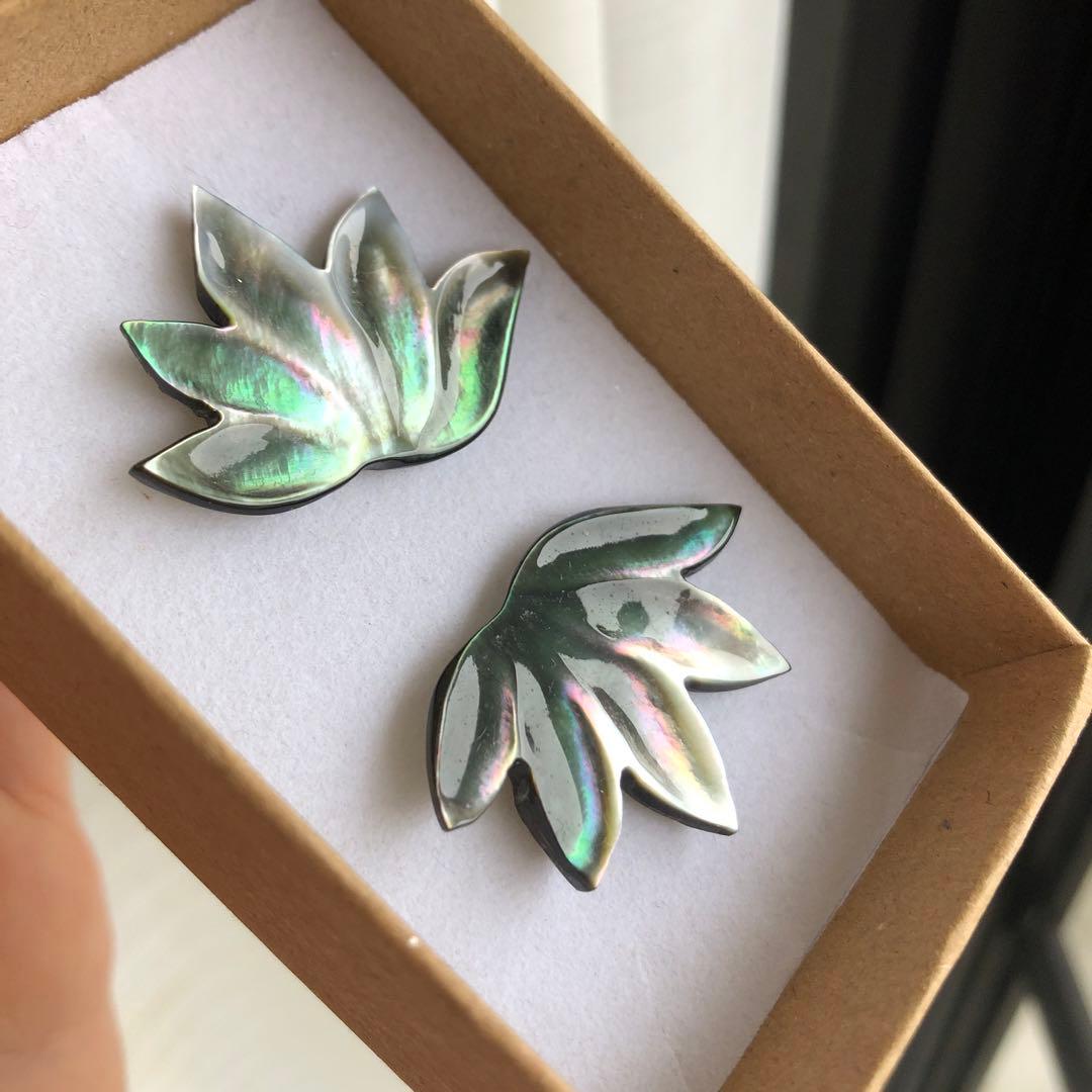 タヒチ産　黒蝶貝彫刻ピアス