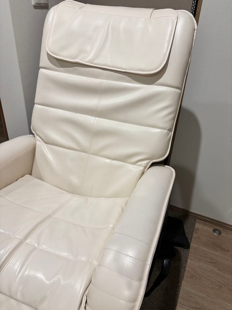 早く売りたいので格安です！ 早いも勝ち！ホワイトリクライニングチェア