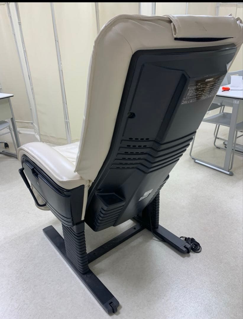 早く売りたいので格安です！ 早いも勝ち！ホワイトリクライニングチェア