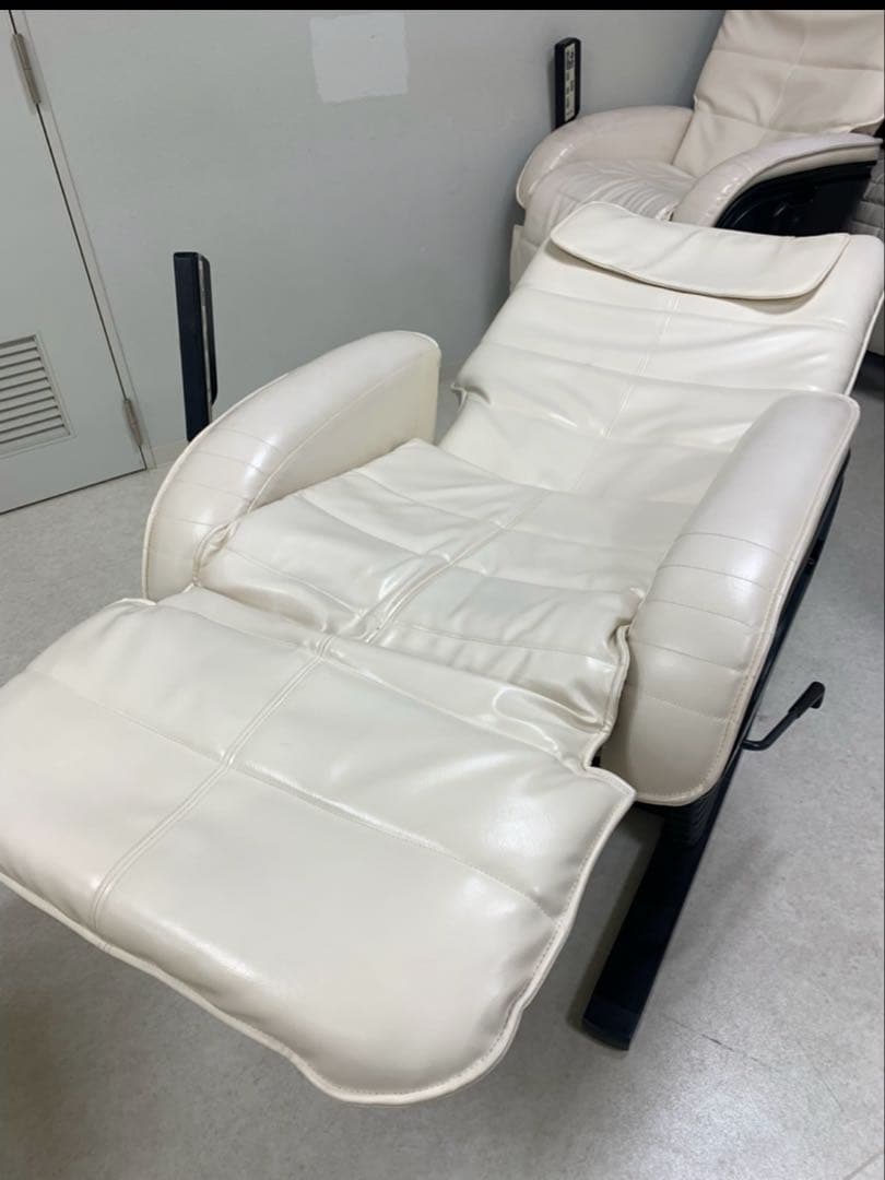 早く売りたいので格安です！ 早いも勝ち！ホワイトリクライニングチェア