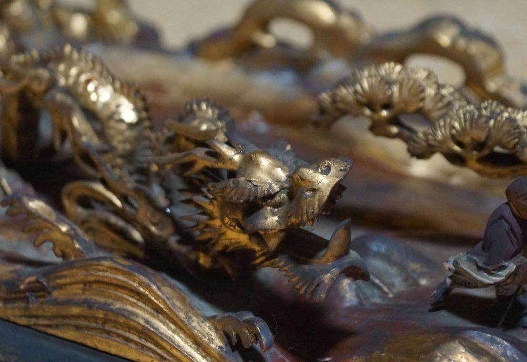 江戸末期一刀彫り高浮彫『渓流龍人物風景図』 木造彩漆金箔張る