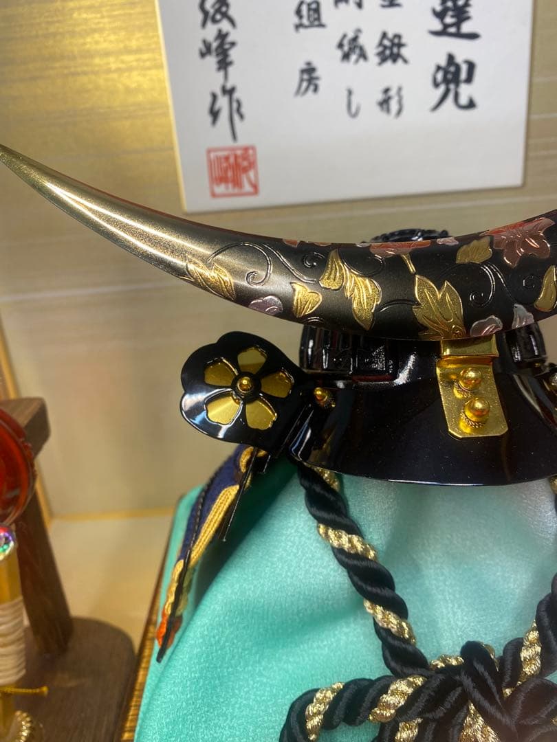 伊達政宗　五月人形　彫金鐡形兜飾り　竹製六角ガラスケース入