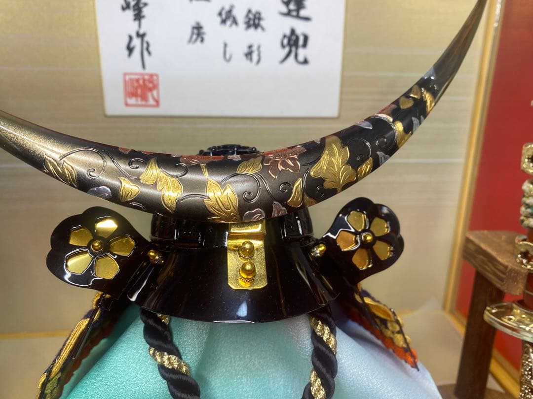 伊達政宗　五月人形　彫金鐡形兜飾り　竹製六角ガラスケース入