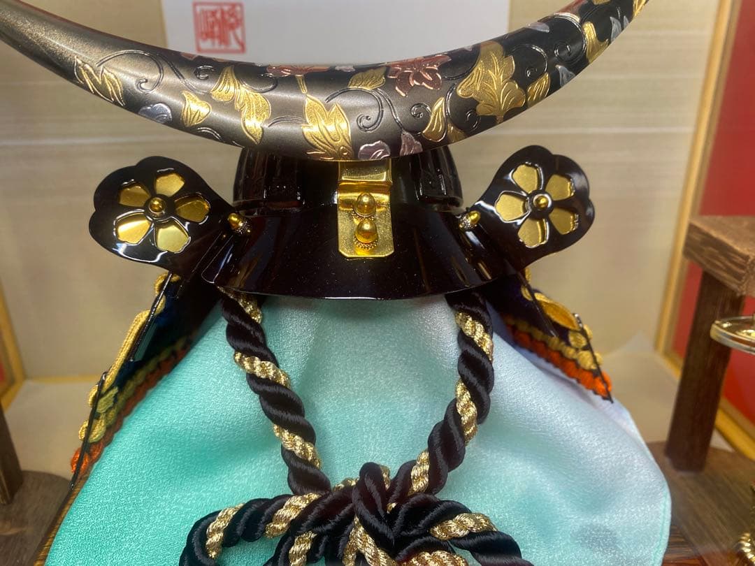 伊達政宗　五月人形　彫金鐡形兜飾り　竹製六角ガラスケース入