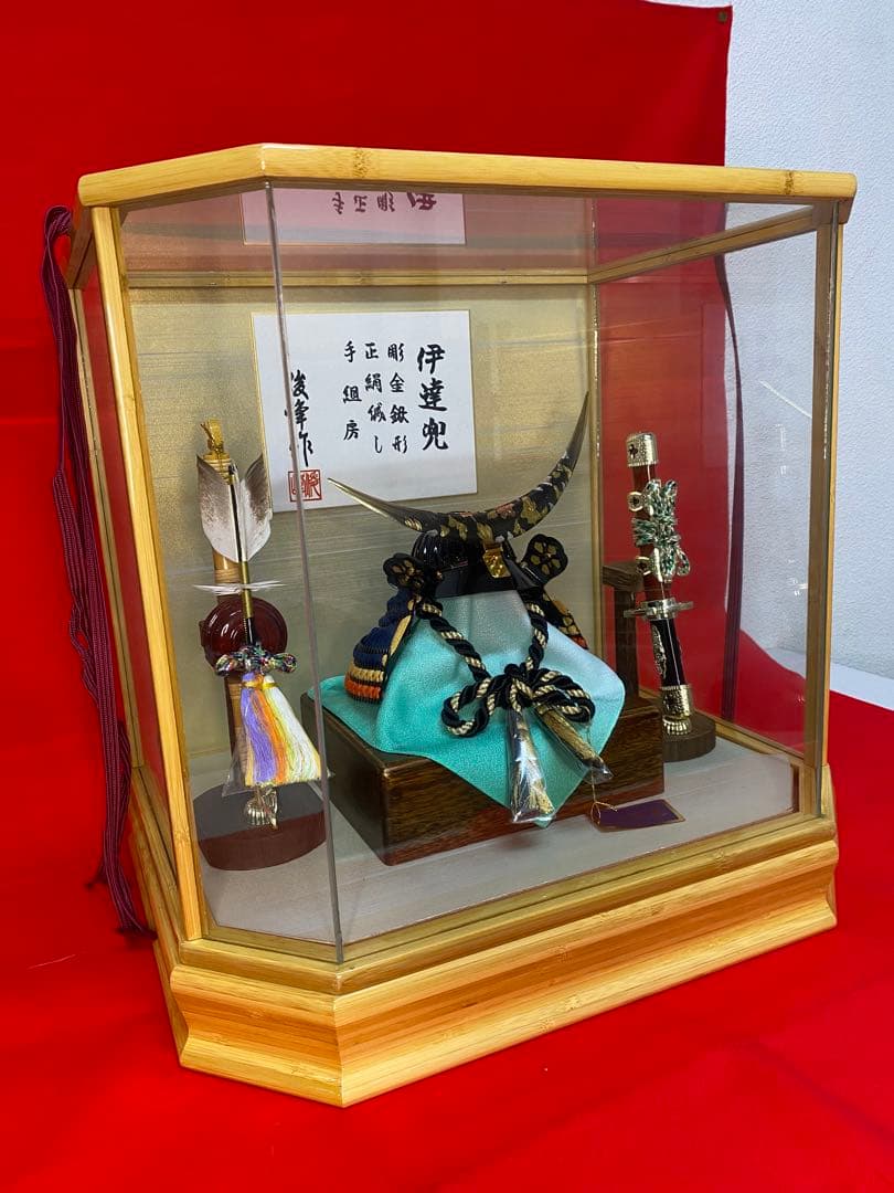 伊達政宗　五月人形　彫金鐡形兜飾り　竹製六角ガラスケース入