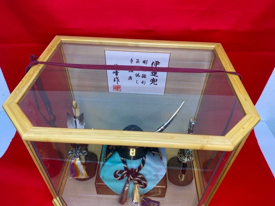伊達政宗　五月人形　彫金鐡形兜飾り　竹製六角ガラスケース入