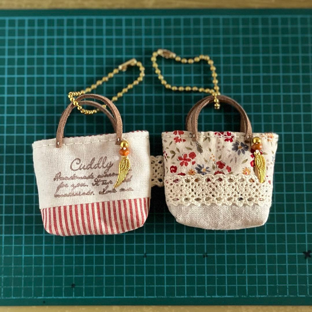 2402-4 ミニチュアトートサシェ 香り袋 2個組 赤い小花 ストライプ 切替