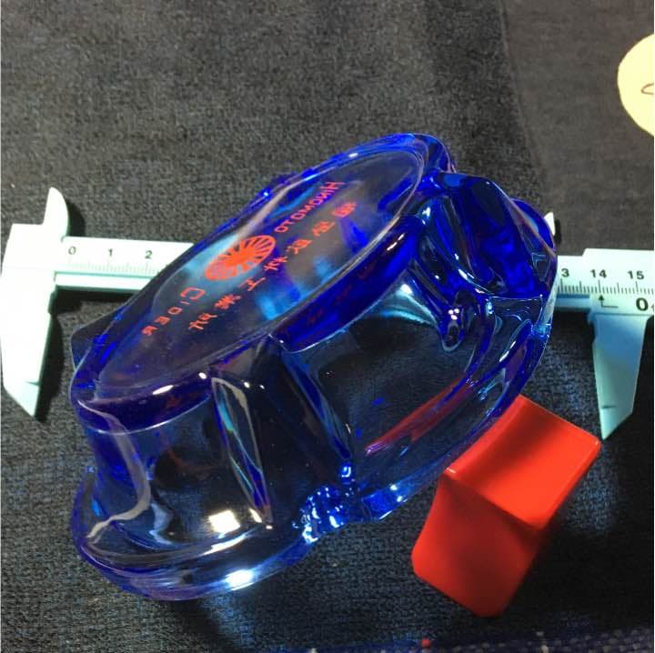 (・・;)…なんだろうと思ったら、綺麗な昭和レトロな灰皿だった。