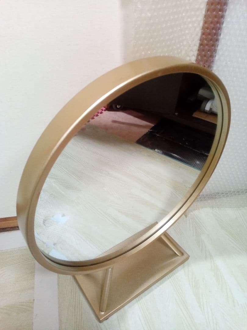 美品、超激安♦️置き型丸い鏡(大)薄いゴールド、かなりお値打ちに、送料無料です