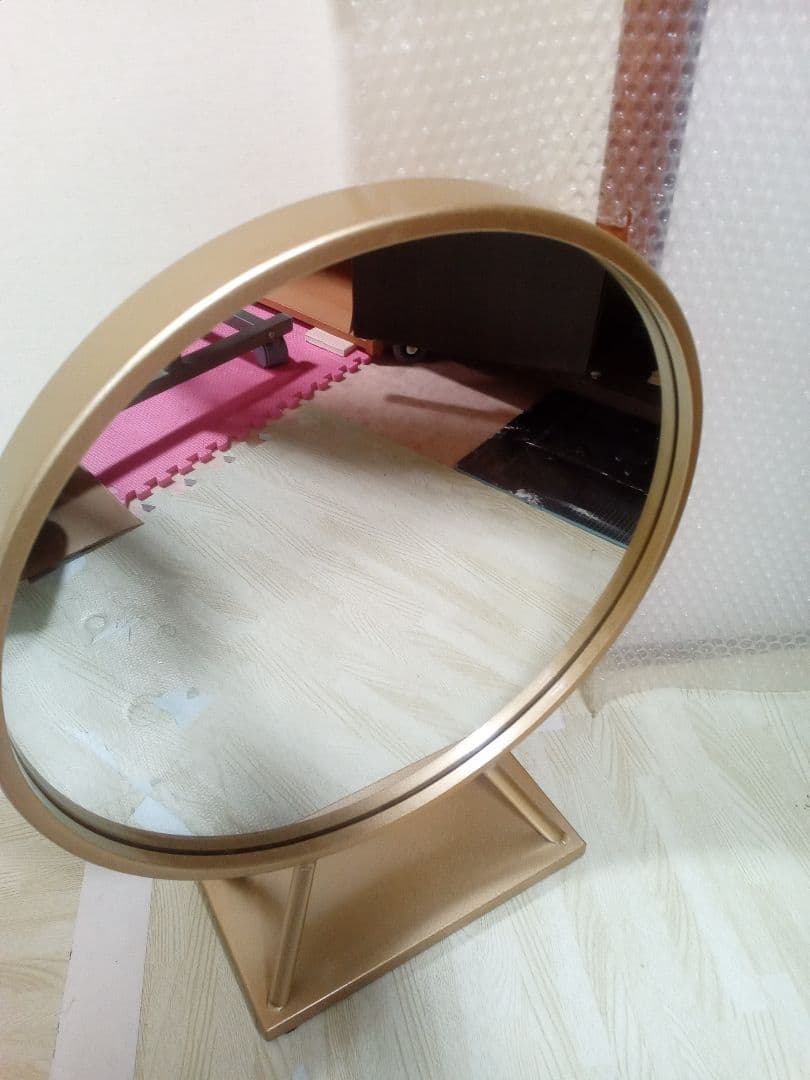 美品、超激安♦️置き型丸い鏡(大)薄いゴールド、かなりお値打ちに、送料無料です