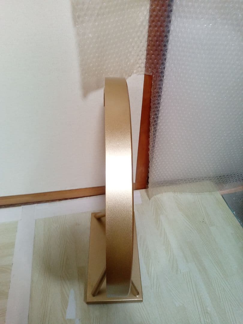 美品、超激安♦️置き型丸い鏡(大)薄いゴールド、かなりお値打ちに、送料無料です