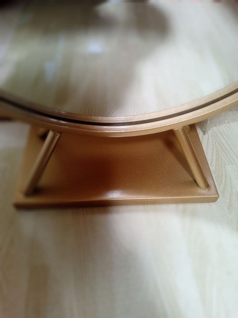 美品、超激安♦️置き型丸い鏡(大)薄いゴールド、かなりお値打ちに、送料無料です