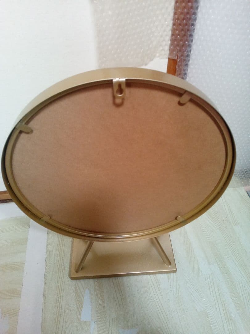 美品、超激安♦️置き型丸い鏡(大)薄いゴールド、かなりお値打ちに、送料無料です