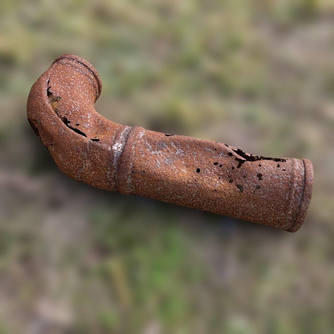 錆びた金属製ガーデンオーナメント　太いアイアンパイププランター　ジャンクガーデン