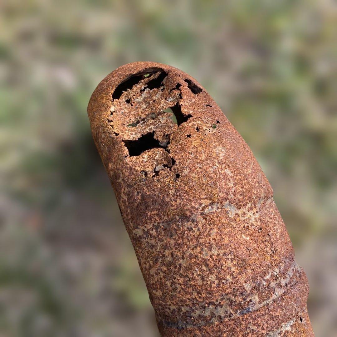 錆びた金属製ガーデンオーナメント　太いアイアンパイププランター　ジャンクガーデン