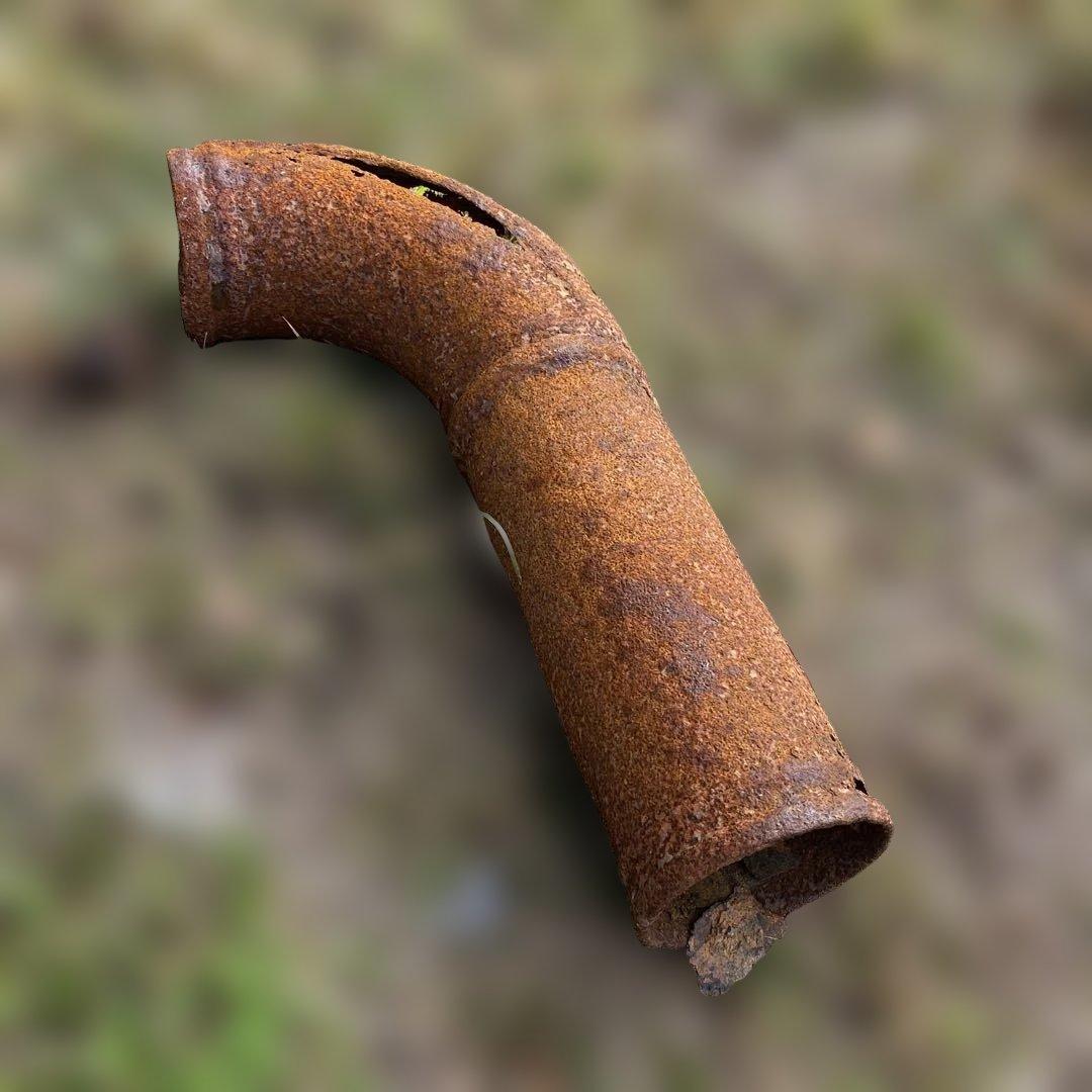 錆びた金属製ガーデンオーナメント　太いアイアンパイププランター　ジャンクガーデン