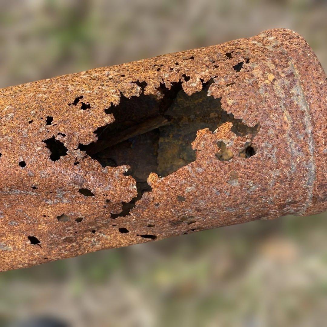 錆びた金属製ガーデンオーナメント　太いアイアンパイププランター　ジャンクガーデン