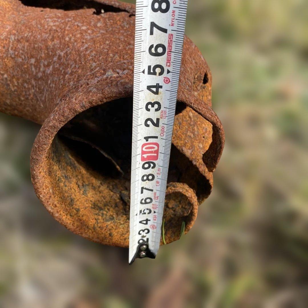 錆びた金属製ガーデンオーナメント　太いアイアンパイププランター　ジャンクガーデン