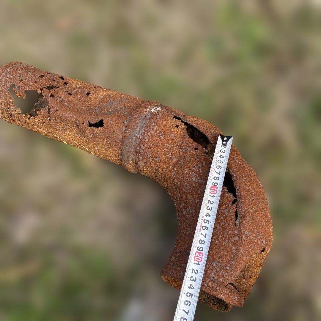 錆びた金属製ガーデンオーナメント　太いアイアンパイププランター　ジャンクガーデン