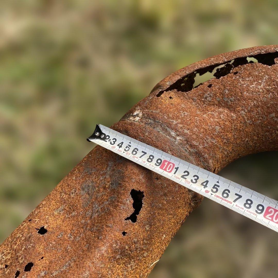 錆びた金属製ガーデンオーナメント　太いアイアンパイププランター　ジャンクガーデン