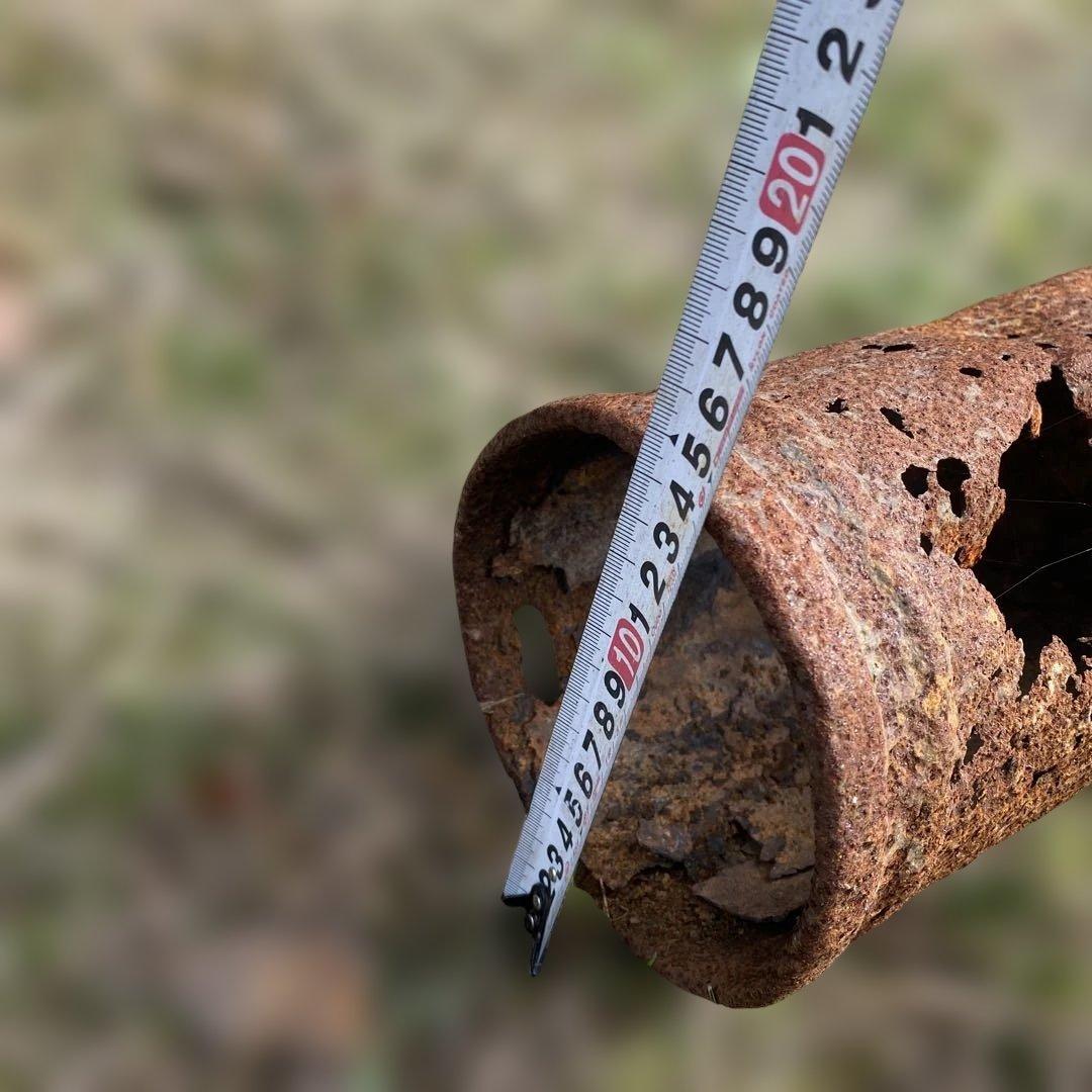 錆びた金属製ガーデンオーナメント　太いアイアンパイププランター　ジャンクガーデン